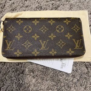 Louis Vuitton zippy wallet